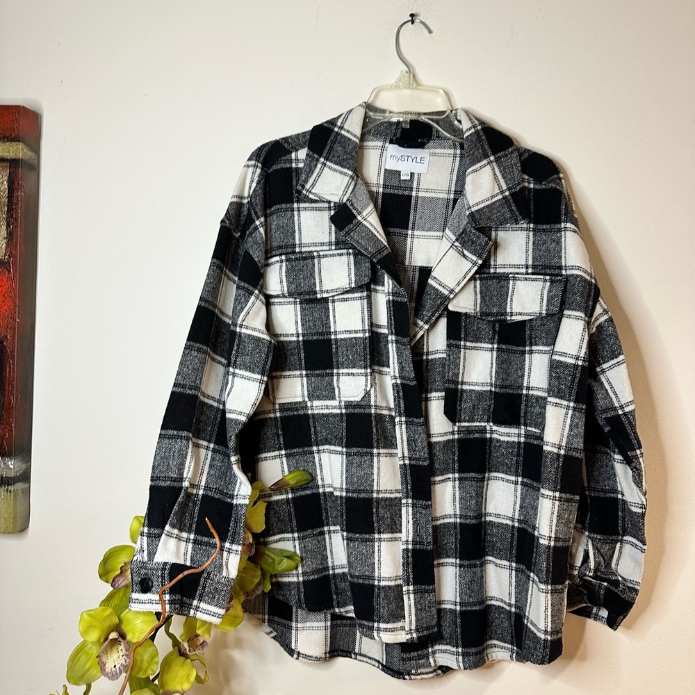 T99- MyStyle Black and White plaid Long Sleeve Notched Collar Blouse